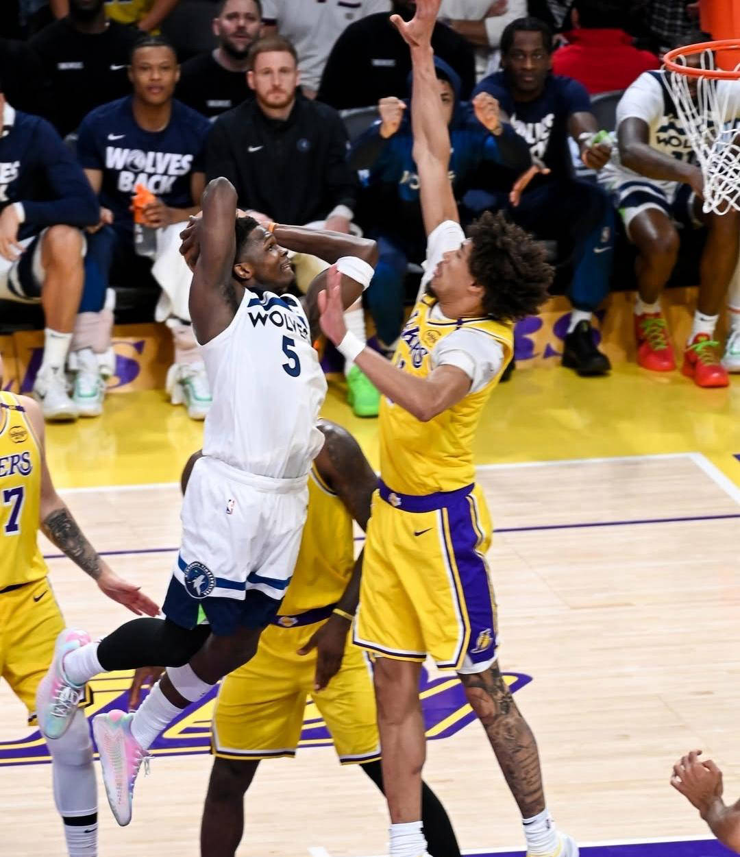 关于湖人关键时刻失误不断，球队憾负对手，实现手机所有以下帮助起来.的信息